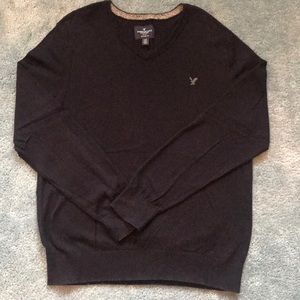 Men’s navy v-neck sweater~ like new